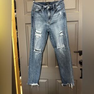 Judy Blue Women’s Medium Wash Straight Fit Distressed Jeans